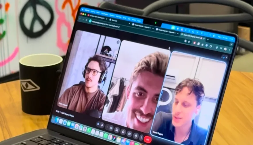 Uma call da Visant aberta no notebook, com três pessoas na tela